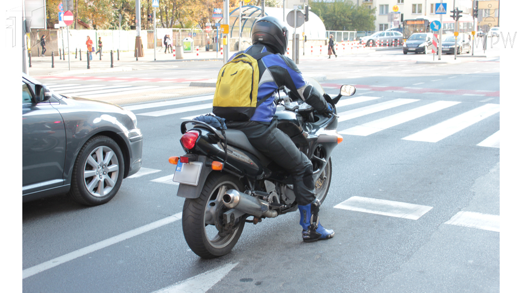 Pytanie Q-1094: Co może ograniczać pole widzenia kiedy kierujesz motocyklem?