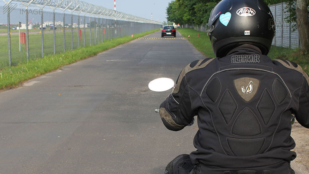 Pytanie Q-1546: Który z wymienionych czynników może ograniczać Twoje pole widzenia drogi, gdy kierujesz motocyklem w ciągu dnia?