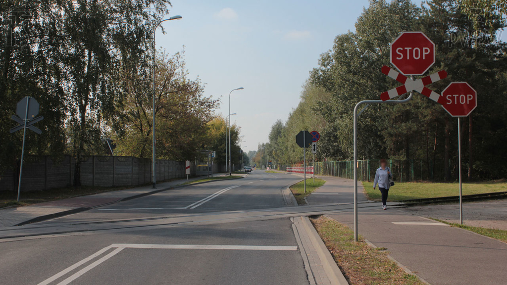 Pytanie Q-1097: W jaki sposób, dojeżdżając motocyklem do przejazdu kolejowego, upewniasz się, że nie nadjeżdża pociąg?