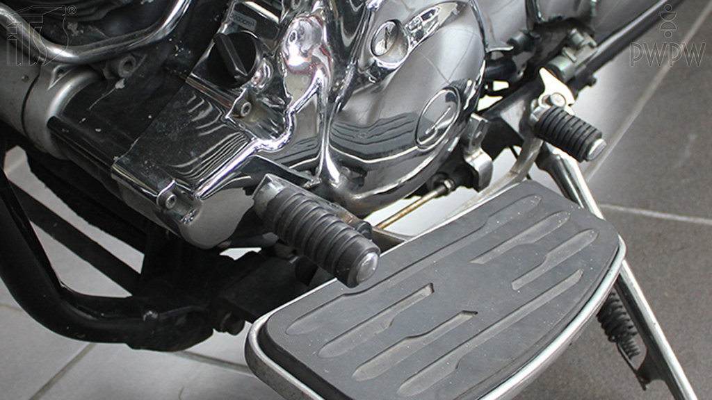 Pytanie Q-1099: Gdzie najczęściej występuje położenie neutralne (luz) w motocyklach wyposażonych w manualną skrzynię biegów?