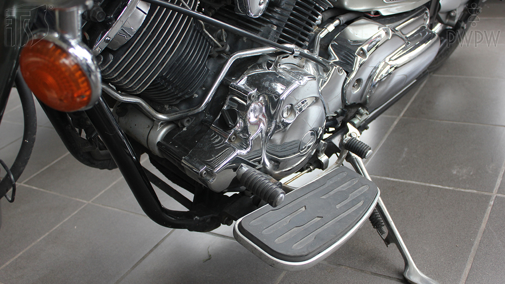 Pytanie Q-1100: W jaki sposób kierując motocyklem uzyskasz efekt hamowania silnikiem?