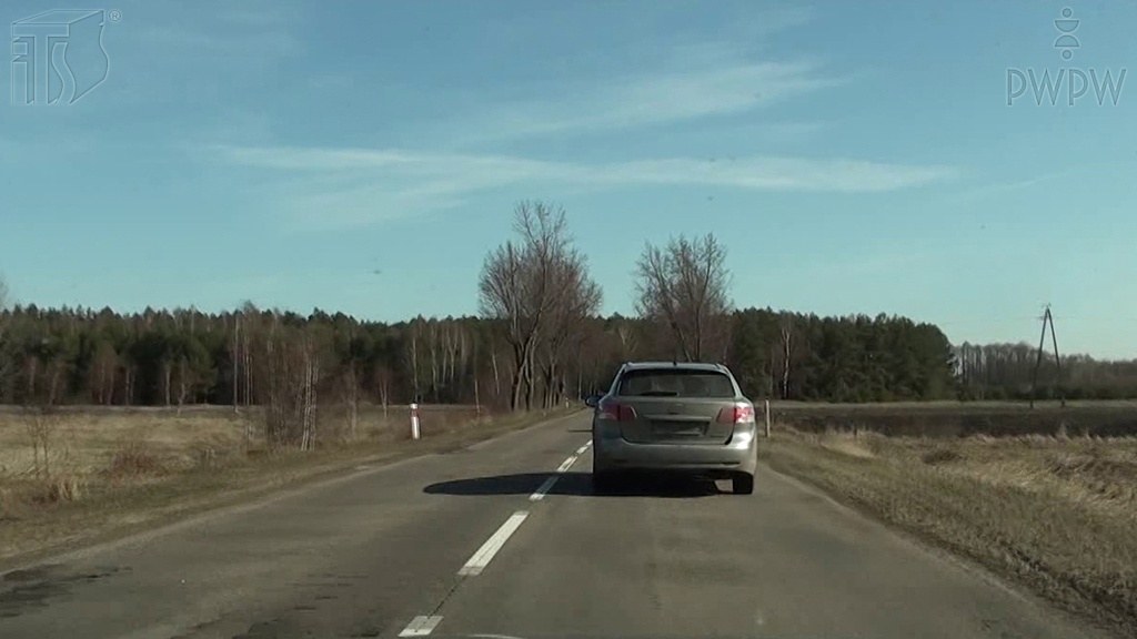 Pytanie Q-1103: Jak się zachowasz kierując motocyklem podczas manewru wyprzedzania?