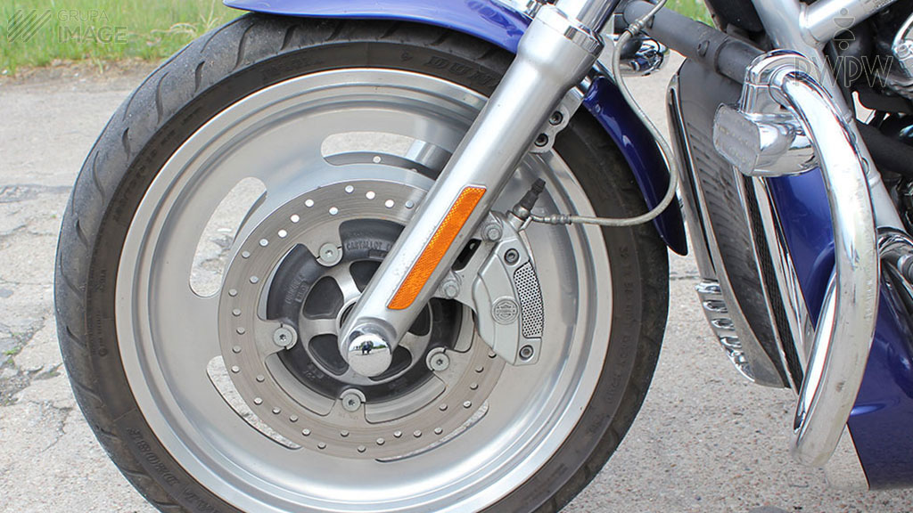 Pytanie Q-1545: Jak powinieneś zareagować na uślizgi boczne przedniego koła, gdy jedziesz motocyklem po nawierzchni gruntowej?
