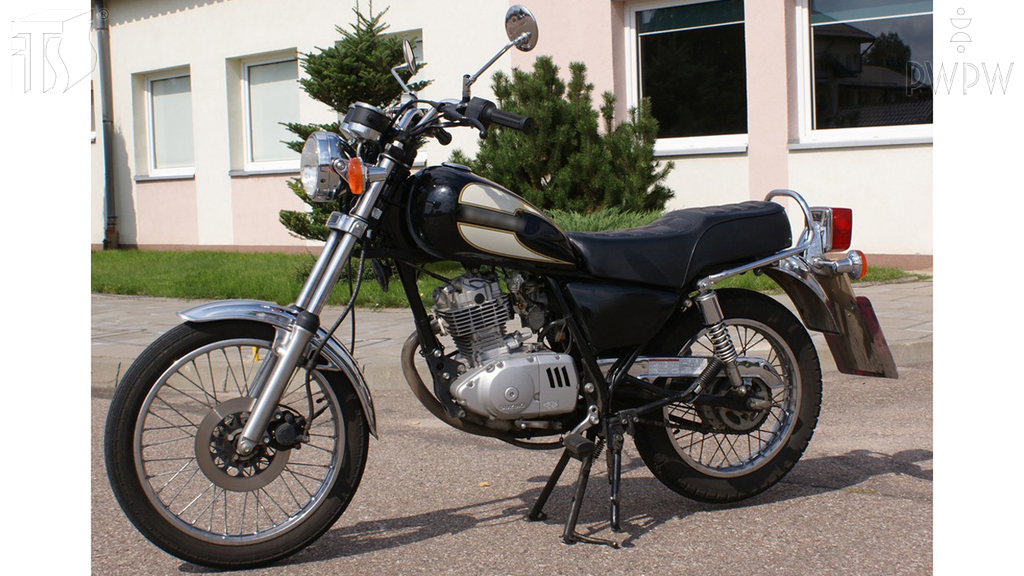 Pytanie Q-1106: Czy kierując motocyklem, niewyposażonym fabrycznie w pasy bezpieczeństwa, masz prawo przewozić pasażera bez kasku ochronnego?