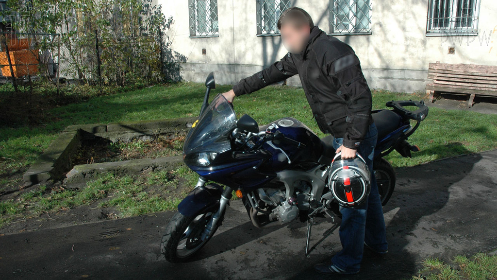 Pytanie Q-1305: Której z tych czynności nie masz prawa wykonywać, gdy kierujesz motocyklem?