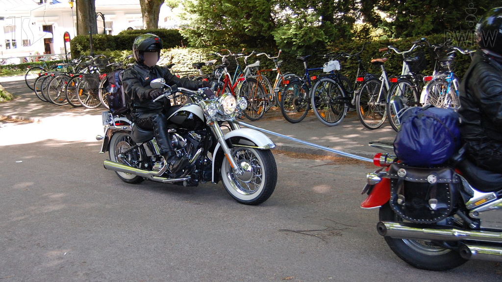 Pytanie Q-1306: Czy masz prawo kierować holowanym motocyklem, jeśli nie posiadasz prawa jazdy uprawniającego do kierowania nim?