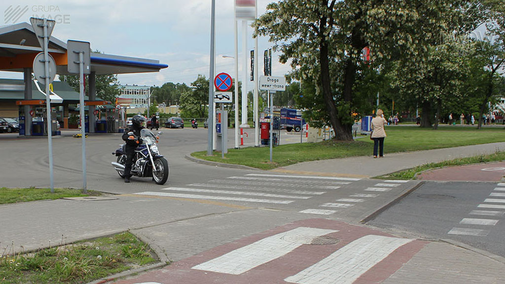 Pytanie Q-1542: Którą z wymienionych zasad powinieneś stosować podczas tankowania motocykla?