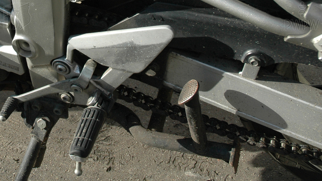 Pytanie Q-1122: Kiedy należy regulować naciąg łańcucha napędowego motocykla?