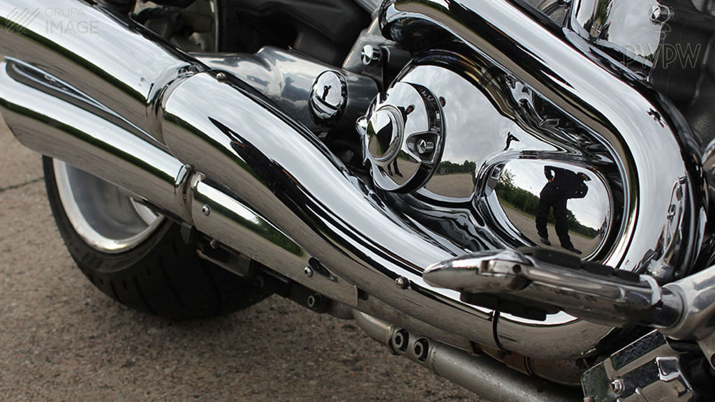 Pytanie Q-1535: Jak powinieneś postąpić jeśli w trakcie jazdy motocyklem zachodzi potrzeba sprawdzenia poziomu oleju?
