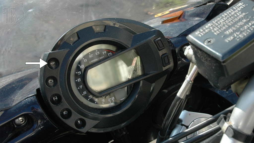 Pytanie Q-1125: Jak postąpisz, jeżeli podczas jazdy motocyklem zaświeci się lampka kontrolna ciśnienia oleju?
