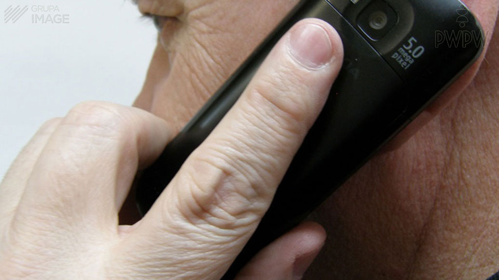 Pytanie Q-1531: Na czym polega właściwe telefoniczne wezwanie pomocy do wypadku drogowego?
