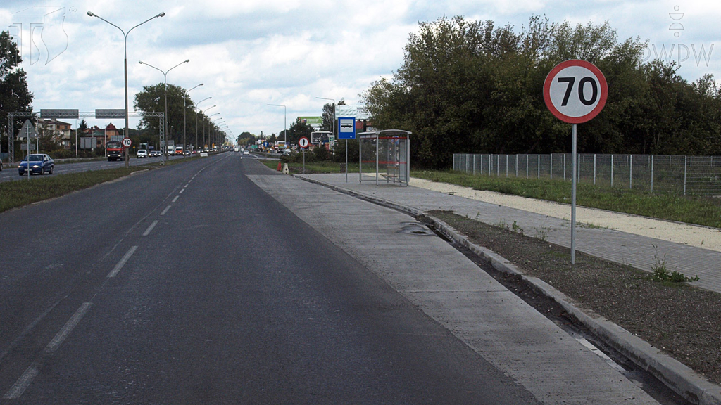 Pytanie Q-1331: Czy kierując pojazdem samochodowym o dopuszczalnej masie całkowitej 2,5 t, na obszarze zabudowanym, na tak oznakowanej drodze, możesz jechać z prędkością 70 km/h?