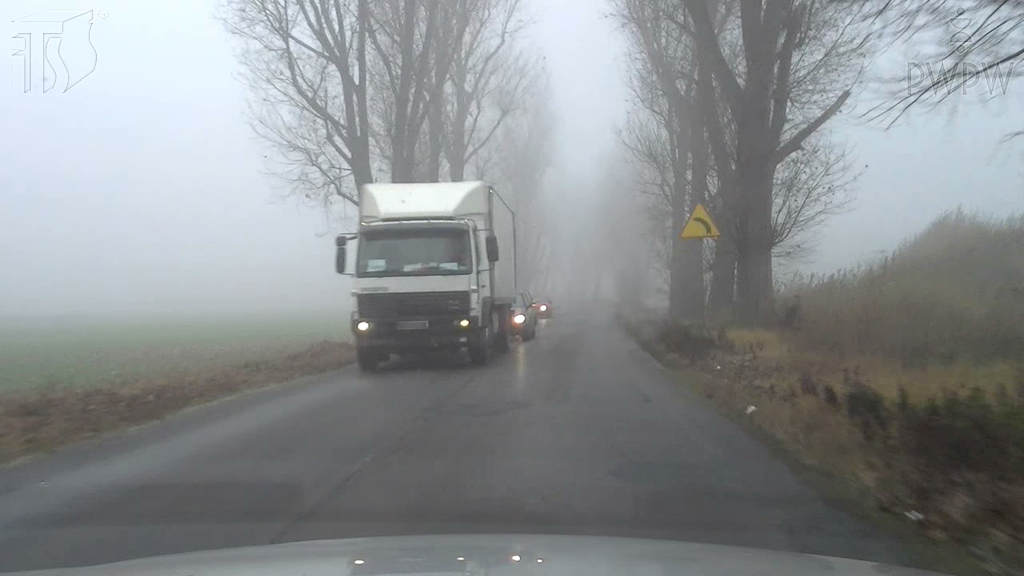 Pytanie Q-1167: Które z działań może poprawić bezpieczeństwo podczas kierowania samochodem ciężarowym we mgle?