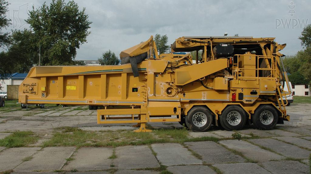 Pytanie Q-2290: Czy przy transporcie ciężkich maszyn roboczych lub sprzętu budowlanego masz obowiązek używać odciągów stalowych i klinów?