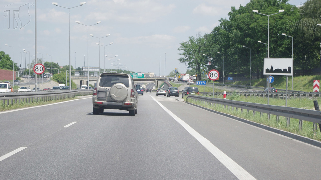 Pytanie Q-1196: Czy kierując autobusem na obszarze zabudowanym, masz prawo jechać z prędkością 80 km/h na tak oznakowanej drodze?