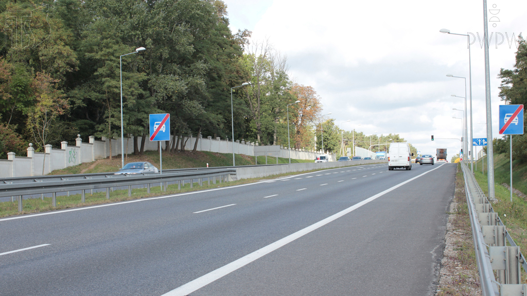 Pytanie Q-1199: Jaka jest maksymalna prędkość, z którą masz prawo jechać drogą za tym znakiem, gdy kierujesz autobusem spełniającym dodatkowe warunki techniczne o dopuszczalnej prędkości do 100 km/h?