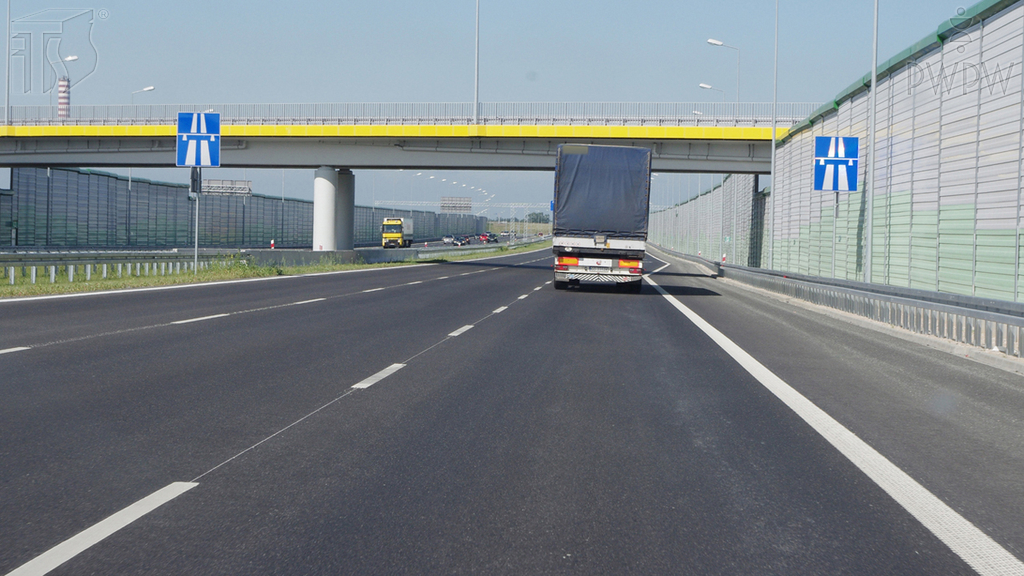 Pytanie Q-1202: Jaka jest maksymalna dopuszczalna prędkość, z którą masz prawo jechać drogą za tym znakiem, gdy kierujesz autobusem o liczbie miejsc nie większej niż 15?