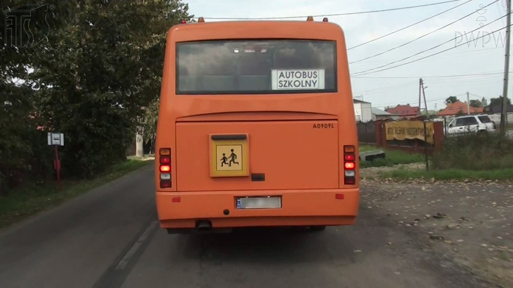 Pytanie Q-1205: Który z tych elementów stanowi obowiązkowe wyposażenie autobusu szkolnego?