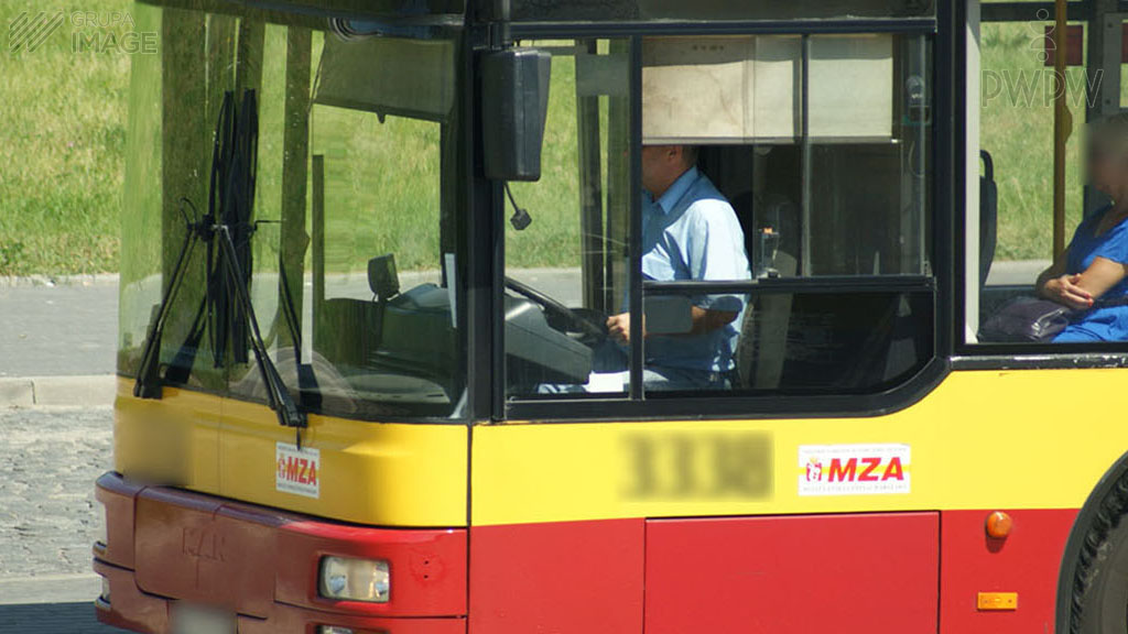 Pytanie Q-1568: Który z przedmiotów stanowi obowiązkowe wyposażenie autobusu używanego w komunikacji miejskiej?