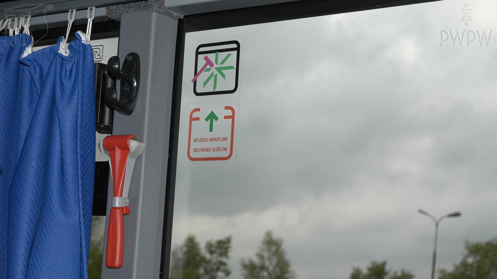 Pytanie Q-1207: Czy zanim rozpoczniesz jazdę autobusem wyposażonym w wyjścia awaryjne, masz obowiązek upewnić się, że dostęp do nich nie jest utrudniony?