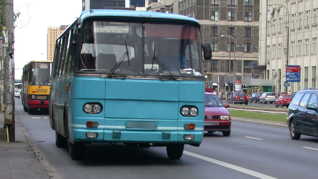 Pytanie Q-1235: Który z poniższych czynników ma negatywny wpływ na obserwację drogi przez kierującego autobusem?