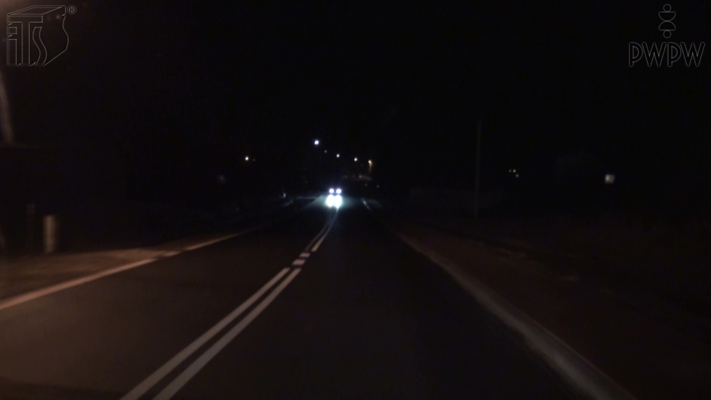 Pytanie Q-1236: Co może zakłócić właściwy sposób obserwacji drogi w czasie kierowania autobusem w nocy?