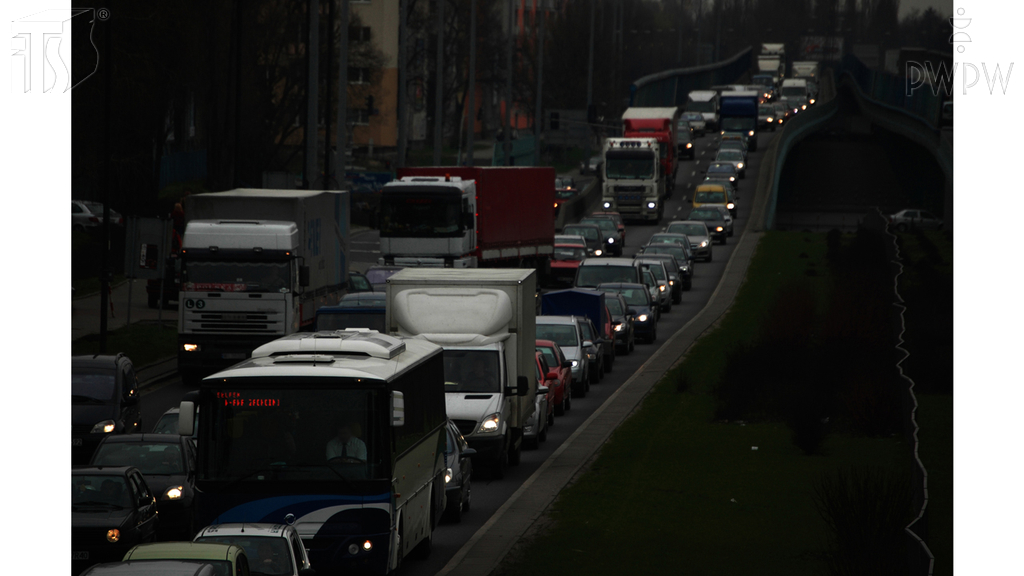 Pytanie Q-1237: Kiedy, kierując autobusem, podczas jazdy od zmierzchu do świtu, możesz używać świateł drogowych?