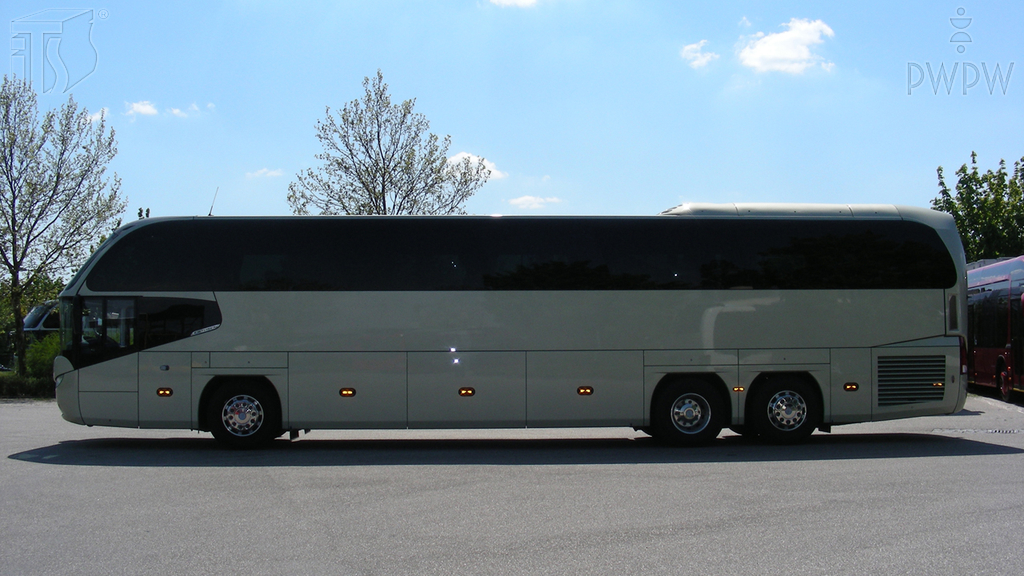 Pytanie Q-1246: Co powinien zrobić kierowca autobusu przed rozpoczęciem manewru cofania?