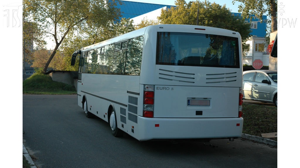 Pytanie Q-1247: Którą z wymienionych czynności, kierując autobusem, powinieneś wykonać w celu uzyskania największej skuteczności hamowania silnikiem?