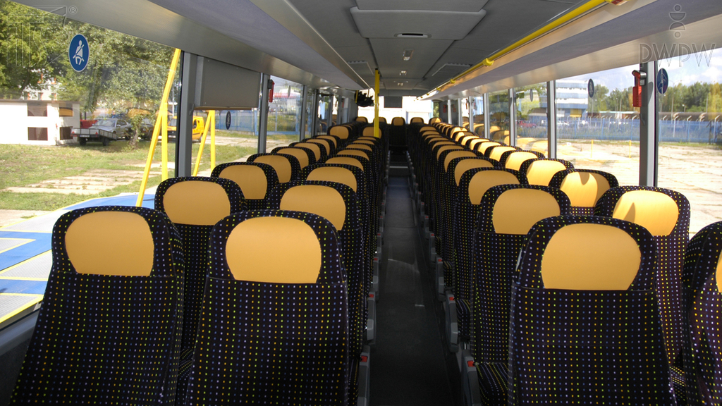 Pytanie Q-1250: Czy osoba dorosła przewożona autobusem na siedzeniu wyposażonym w pasy bezpieczeństwa ma obowiązek z nich korzystać?