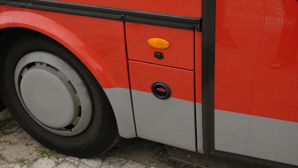 Pytanie Q-1257: Jakie niezbędne czynności powinien wykonać kierowca autobusu w czasie wymiany koła na drodze?