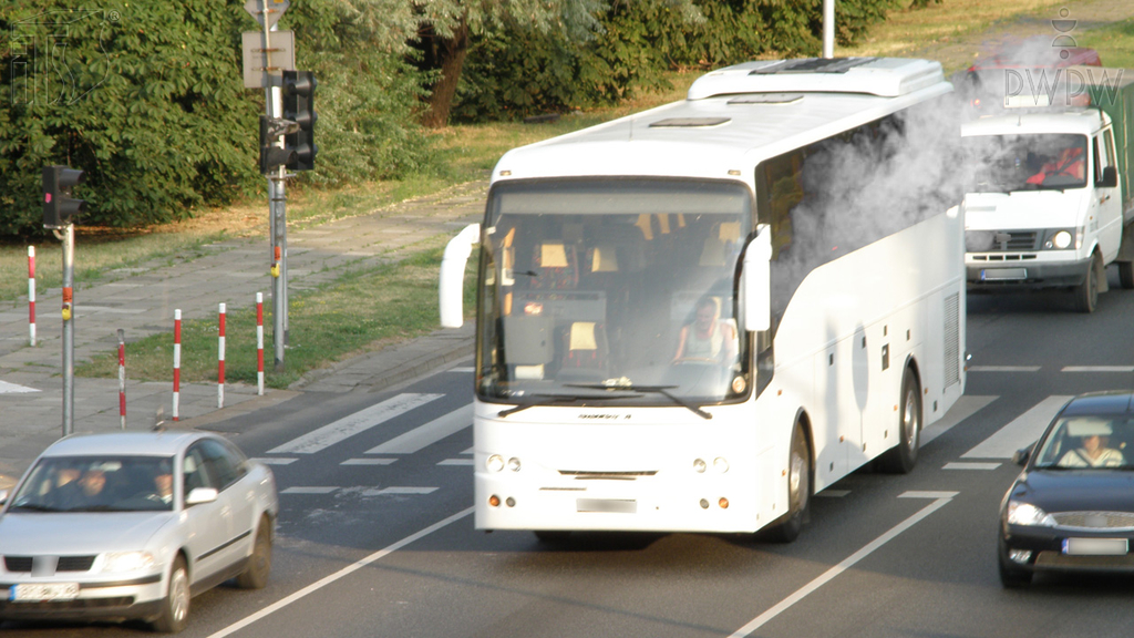Pytanie Q-1271: O co, w pierwszej kolejności, masz obowiązek zadbać w przypadku pożaru autokaru, którym kierujesz?