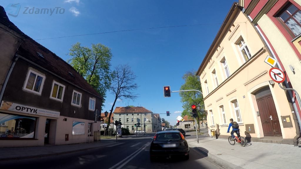 Pytanie Q-1823: Jaki odstęp od poprzedzającego pojazdu musisz utrzymać stojąc przed skrzyżowaniem i czekając na sygnał zielony?