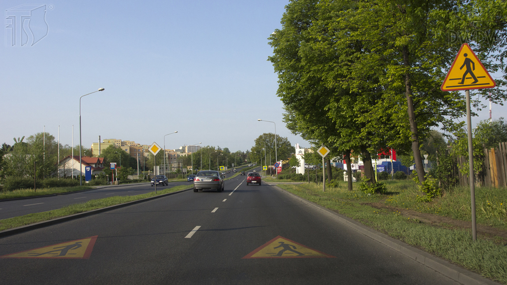Pytanie Q-0072: Czy w przedstawionej sytuacji jesteś ostrzegany o zbliżaniu się do wyznaczonego na drodze przejścia dla pieszych?