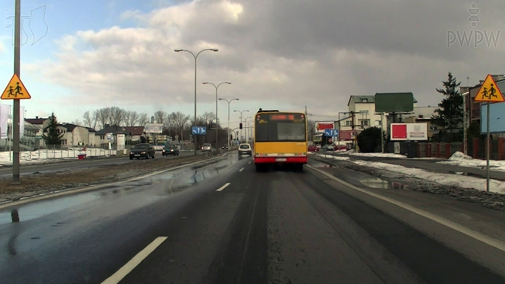 Pytanie Q-0073: Czy w przedstawionej sytuacji jesteś ostrzegany o miejscu na drodze szczególnie często uczęszczanym przez dzieci lub o bliskości takiego miejsca?