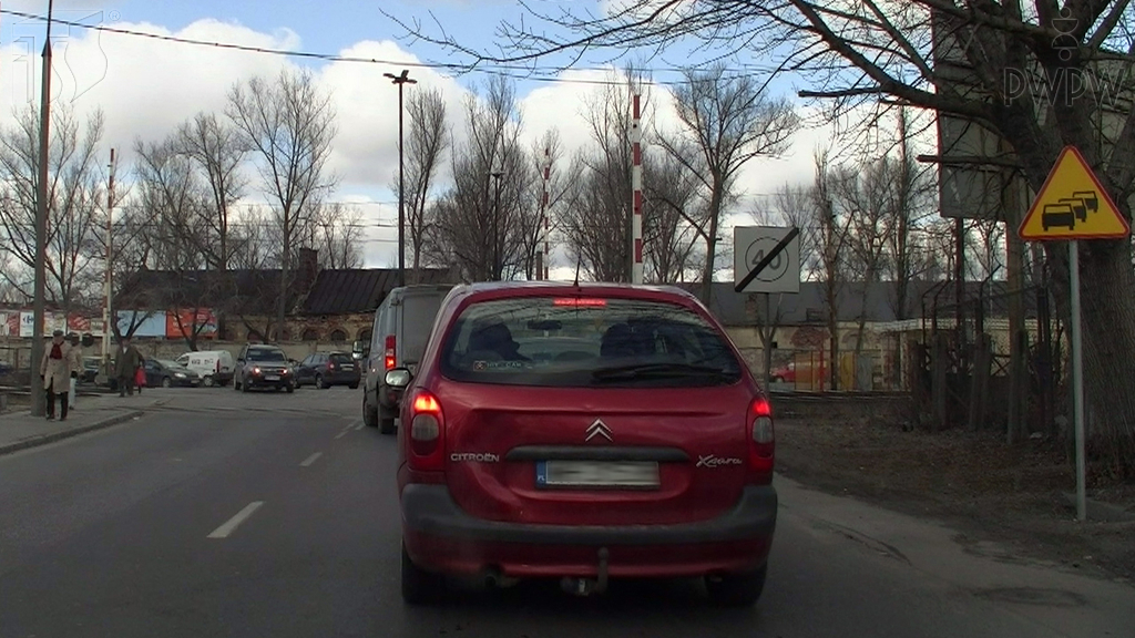 Pytanie Q-0121: Czy w przedstawionej sytuacji jesteś ostrzegany o częstym występowaniu zablokowania ruchu pojazdów (korka)?