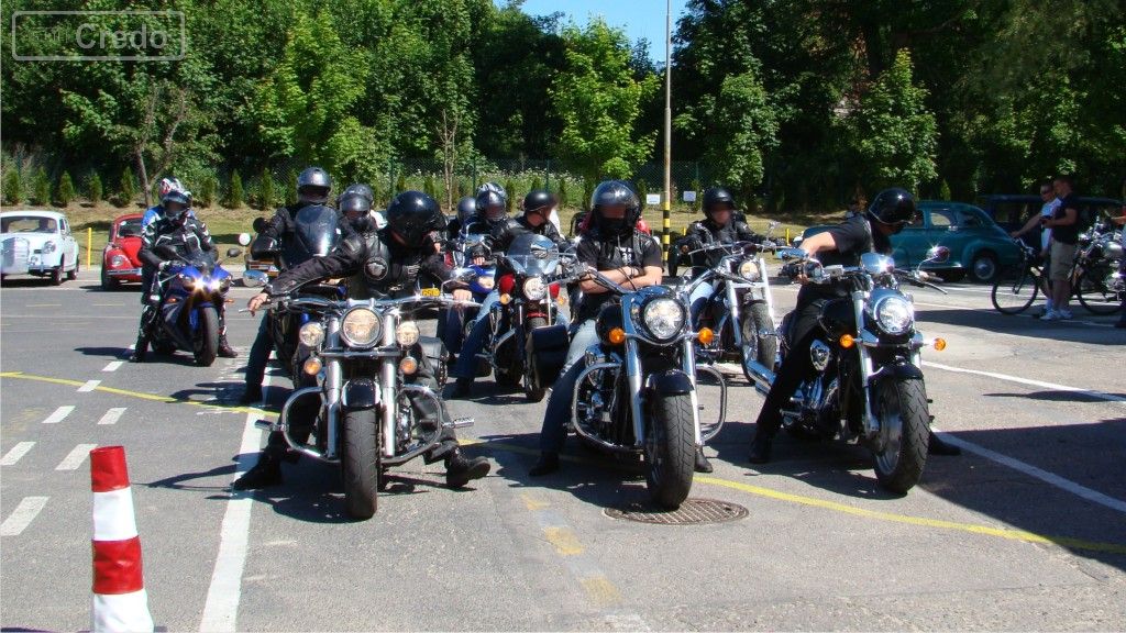Pytanie Q-1800: Możesz prowadzić motocykl w zorganizowanej kolumnie pod warunkiem, że nie przekracza ona: