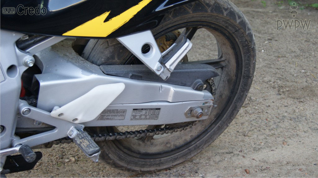 Pytanie Q-1623: Kierujesz motocyklem w czasie deszczu. Jak powinieneś zareagować, gdy odczujesz, że tylne koło Twojego pojazdu traci przyczepność?