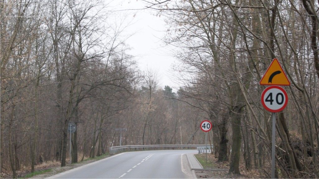 Pytanie Q-1798: W jaki sposób zwiększysz widoczność w przypadku zbliżania się do zakrętu o ograniczonej widoczności w prawo?