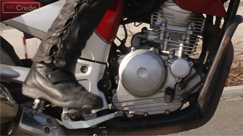 Pytanie Q-1799: Kierując motocyklem efekt hamowania silnikiem uzyskasz: