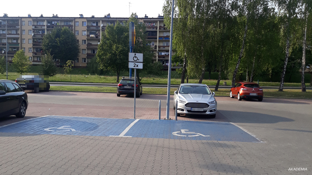 Pytanie Q-2150: Czy dozwolony jest postój na wyznaczonych miejscach dla osób niepełnosprawnych, jeśli nie będzie trwał więcej niż 15 minut?