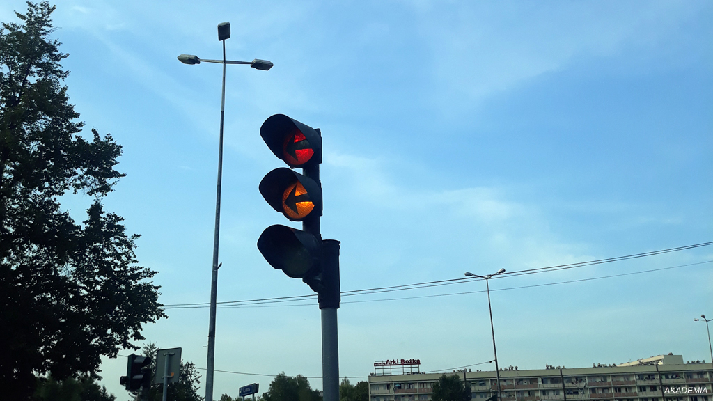 Pytanie Q-2155: Czy nadawany sygnał oznacza, że za chwilę zapali się sygnał czerwony?