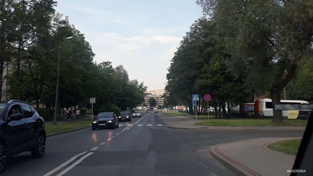 Pytanie Q-2156: Czy w widocznej sytuacji kierujący może włączyć światła drogowe?