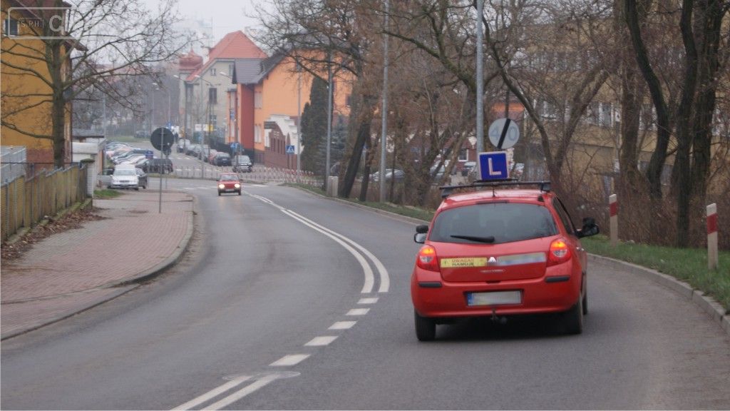 Pytanie Q-1809: Jak zachowasz się w sytuacji, która zmusi Cię do kontynuuowania jazdy za pojazdem nauki jazdy, bez możliwości bezpiecznego wykonania manewru wyprzedzania?
