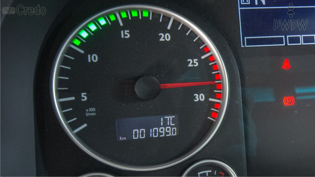 Pytanie Q-1631: Jakie może być następstwo długotrwałej jazdy autobusem, gdy wskaźnik obrotomierza znajduje się cały czas na czerwonym polu?
