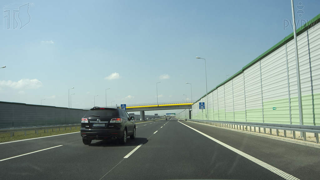 Pytanie Q-0168: Czy w tej sytuacji, na autostradzie, wolno Ci kontynuować wyprzedzanie pojazdu z prawej strony ?