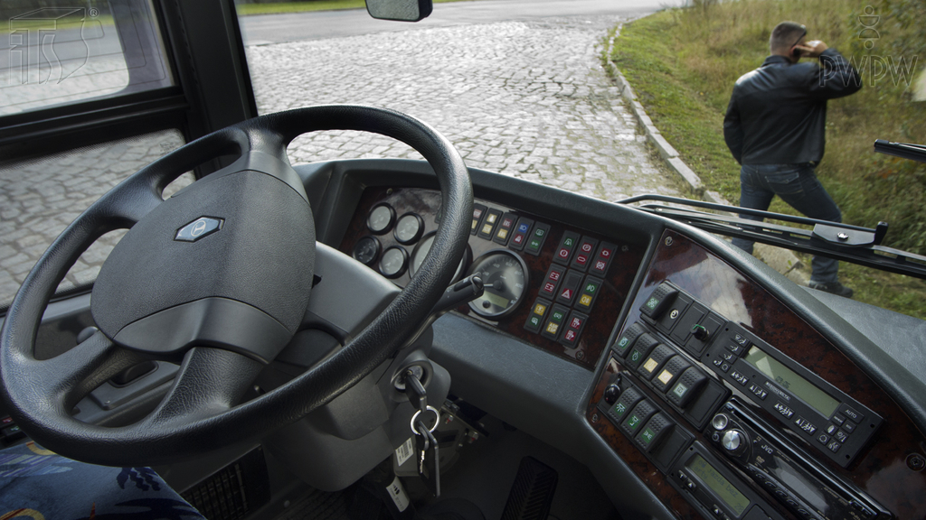 Pytanie Q-0703: Czy tak pozostawiony na postoju bez opieki autobus jest prawidłowo zabezpieczony przed możliwością uruchomienia go przez osobę niepowołaną?