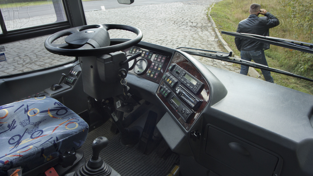 Pytanie Q-0706: Czy podczas postoju wolno Ci oddalić się od autobusu, jeśli silnik jest w ruchu?