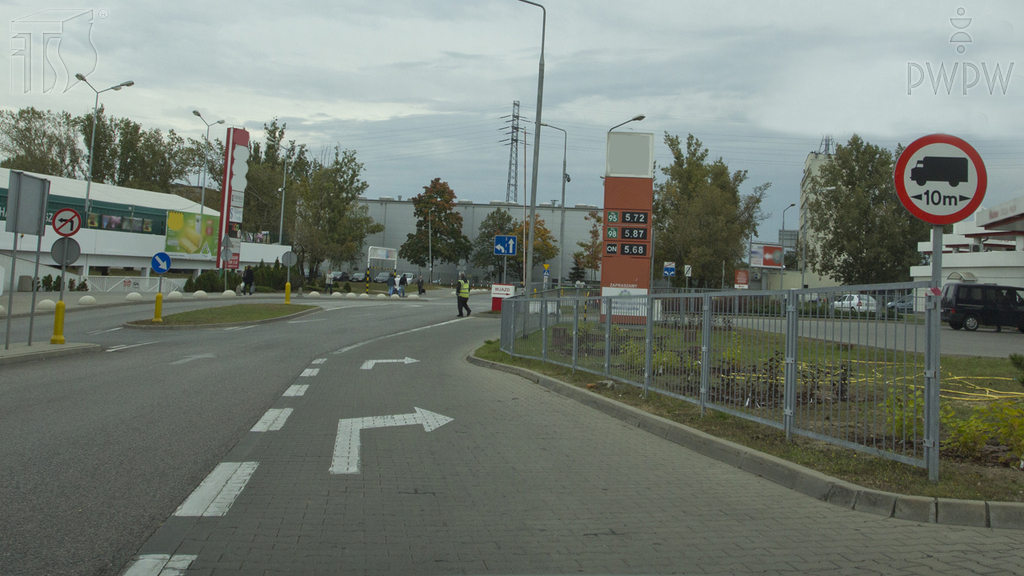 Pytanie Q-0359: Czy w tej sytuacji możesz wjechać na stację paliw, jeśli kierujesz zespołem pojazdów o łącznej długości 11m?