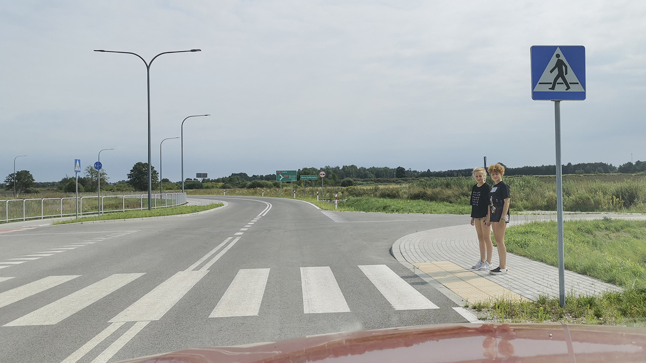 Pytanie Q-2454: Czy w tej sytuacji masz prawo kontynuować jazdę bez zwracania uwagi na zachowanie pieszych?